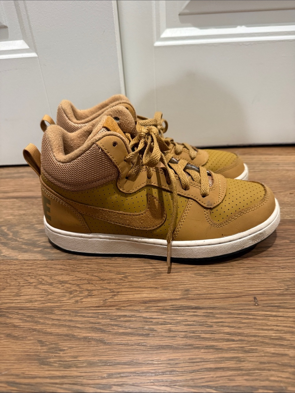 Nike Kids' Mid-Top Sneakers in Wheat/Tan